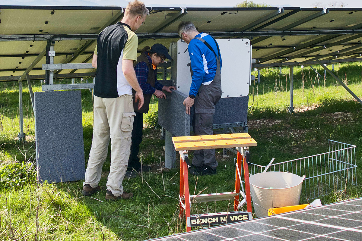 Arbeiten an der Schalldämmung der Wechselrichter im Solarpark Dörnten