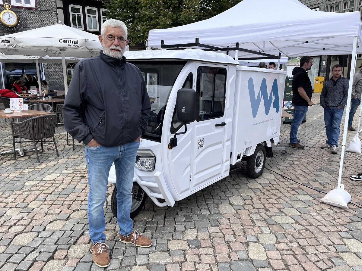 prof wolfgang schade vor einem etuktuk mit na ionen akku